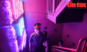 Công an quận Hoàn Kiếm thu giữ nhiều bình chứa ‘khí cười’