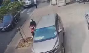 Xe ô tô mở cửa hất văng xe máy đi trên vỉa hè