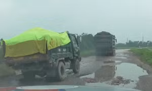 ‘Bất lực’ trước tình trạng xe quá tải phá đê ở Hà Nội