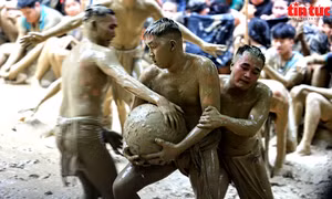 Trai tráng cởi trần, đóng khố vật cầu nước ở làng Vân