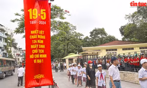 Dòng người xếp hàng vào Lăng viếng Chủ tịch Hồ Chí Minh