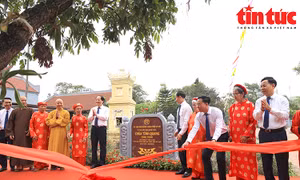 Hà Nội gắn biển công trình chào mừng ngày thống nhất đất nước