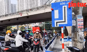 Người dân lúng túng đi nhầm chiều trong ngày đầu thí điểm phân làn nút giao Ngã Tư Sở