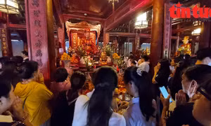 Sĩ tử đến Văn Miếu - Quốc Tử Giám cầu may trước kỳ thi lớp 10