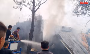 Cháy dữ dội gần cầu Thanh Trì, nhiều tài sản bị thiêu rụi