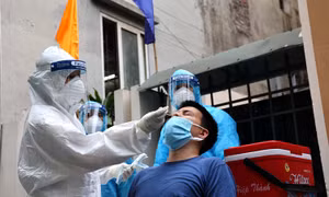 Nhân viên y tế Bắc Giang hỗ trợ lấy mẫu xét nghiệm cho người dân quận Long Biên, Hà Nội