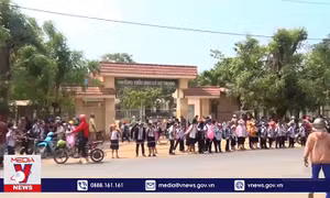 Nhận bóng bay từ người lạ, 31 học sinh bị ngộ độc
