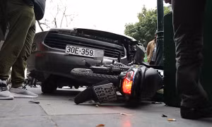 Ô tô gây tai nạn trên phố Tràng Tiền (Hà Nội) khiến lái xe Grab bị thương nặng
