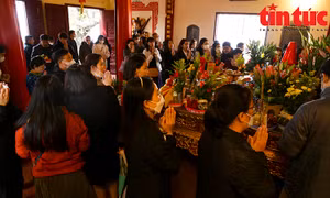Người dân tấp nập đi lễ Phủ Tây Hồ ngày rằm cuối cùng của năm Nhâm Dần
