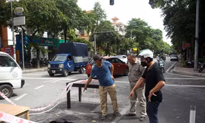 Hà Nội: Xuất hiện 'hố tử thần' trên đường Nguyễn Hữu Thọ 