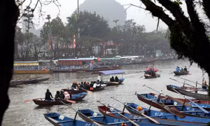 Ngày đầu Chùa Hương chính thức mở cửa trở lại, du khách không quá đông