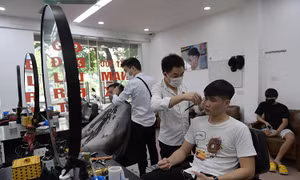 Hà Nội: Dịch vụ cắt tóc, rửa xe đều 'quá tải' trong ngày đầu nới lỏng giãn cách xã hội