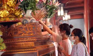 Thí sinh mang giấy báo thi, giấy bút… vào Văn Miếu cầu may