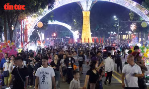 Biển người đổ về Công viên Văn Lang xem pháo hoa dịp Giỗ Tổ Hùng Vương