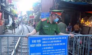 Hà Nội dựng rào chắn 'phố Cà phê Đường tàu'