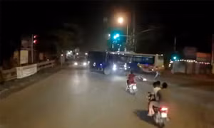 Xe máy liều lĩnh cắt đầu xe tải