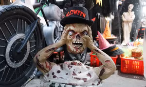 Bày bán nhiều mặt hàng phục vụ ngày hội Halloween
