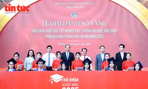 Ghi danh 95 thủ khoa xuất sắc vào Sổ vàng truyền thống của Thủ đô