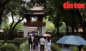 Sĩ tử đội mưa đến Văn Miếu - Quốc Tử Giám cầu may trước kỳ thi tốt nghiệp