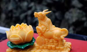 Độc đáo nến ‘trâu vàng’ hút người mua chơi Tết Tân Sửu