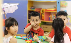 Các bé ngộ nghĩnh trong ngày đầu tới trường