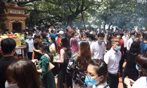 Phủ Tây Hồ đông nghịt người giữa dịch COVID-19