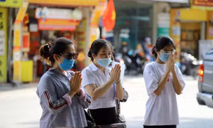 Thí sinh, phụ huynh vái vọng cầu may trước kỳ thi tuyển sinh vào lớp 10