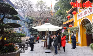 Tấp nập người đi lễ đền, chùa trong ngày đầu tiên năm mới