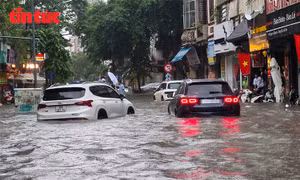 Hà Nội nhiều điểm ngập sâu do mưa lớn, giao thông ùn tắc
