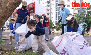 Tình nguyện viên chung tay nhặt rác vì một Thủ đô 'xanh'