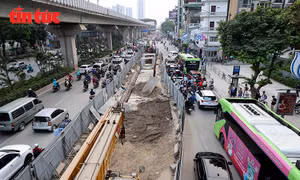 'Lô cốt' án ngữ lòng đường Nguyễn Trãi gây ùn tắc kéo dài