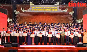 Hà Nội tuyên dương 96 Thủ khoa xuất sắc năm 2023