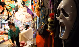 Đồ chơi 'ma quỷ' kinh dị tràn ngập phố Hàng Mã dịp Halloween