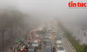 Người dân Hà Nội 'chống chọi' với trời nồm ẩm