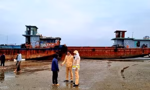 Một người lái sà lan bị sóng đánh rơi xuống biển tử vong