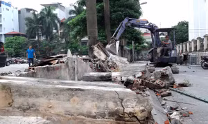 Phá bức tường sắp đổ dài 100 mét tại khu văn hóa thể thao phường Mai Dịch