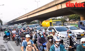Đường Nguyễn Xiển (Hà Nội) bị 'bóp nghẹt' bởi rào chắn thi công