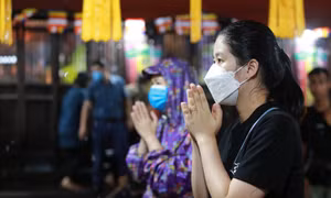 Hà Nội: Người dân đội mưa đến chùa Phúc Khánh dự lễ Vu Lan
