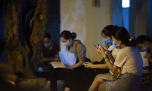 Chong đèn cấp giấy đi đường cho người dân Hà Nội