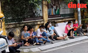 Hình ảnh những ông bố, bà mẹ ngoài cổng trường, hồi hộp chờ con mỗi buổi thi