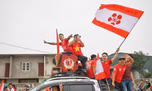 Cổ động viên Hải Phòng đốt pháo sáng trên đường, 'quên' đội mũ bảo hiểm khi diễu hành cổ vũ đội nhà 