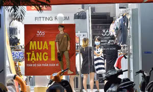 Các shop thời trang Hà Nội phấn khởi dọn dẹp mở cửa kinh doanh trở lại