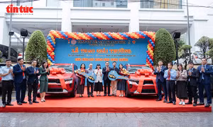 Hai khách hàng miền Bắc trúng ô tô từ chương trình tri ân Yến sào Khánh Hòa