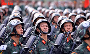 Hàng nghìn người dân đội nắng xem bộ đội hợp luyện diễu binh, diễu hành