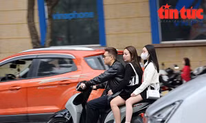 Ngày Tết, nhiều người du xuân vượt đèn đỏ, kẹp 3, không đội mũ bảo hiểm