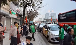 Xe dù bắt khách dọc đường, nguy cơ lây nhiễm COVID-19 cao