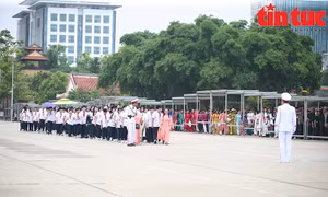 Dòng người xếp hàng vào Lăng viếng Bác trong ngày sinh của Người