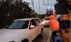Trạm thu phí Pháp Vân - Cầu Giẽ bổ sung nhân lực thu vé thủ công tránh ùn tắc