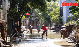 Người dân Nam Phương Tiến gấp rút tổng vệ sinh sau lũ lụt