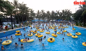 Người dân đổ về công viên nước giải nhiệt dịp nghỉ lễ 30/4 - 1/5